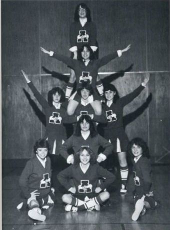 1983_Cheerleaders_pose